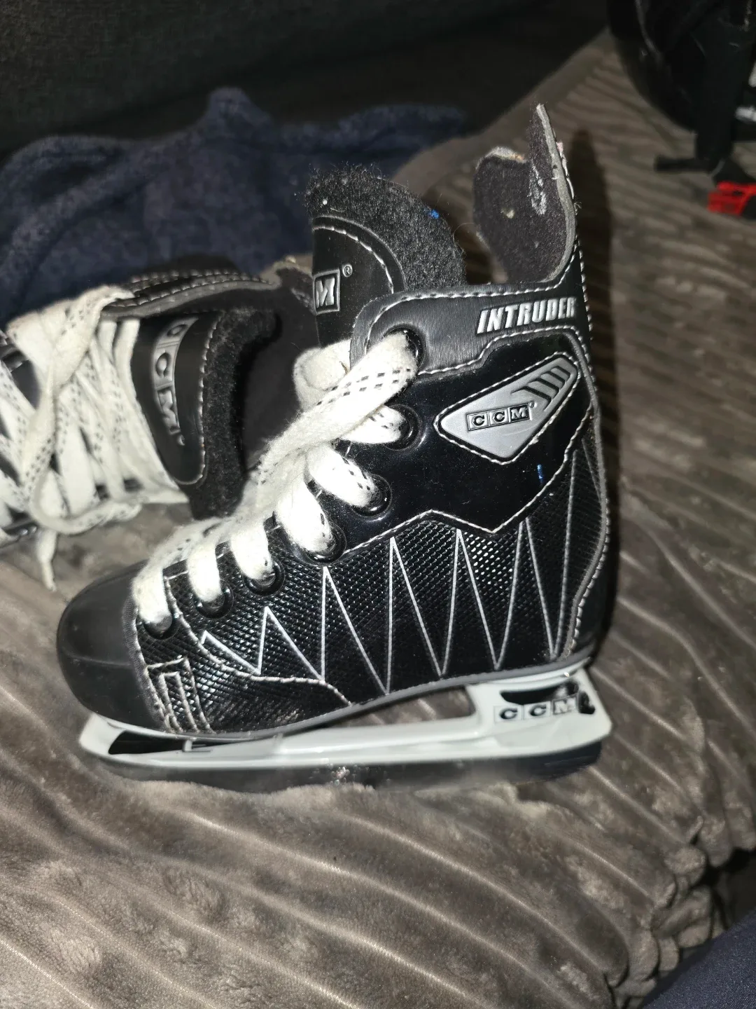 CCM Intruder Youth Ice Skates - Size 8J image indicator(2)