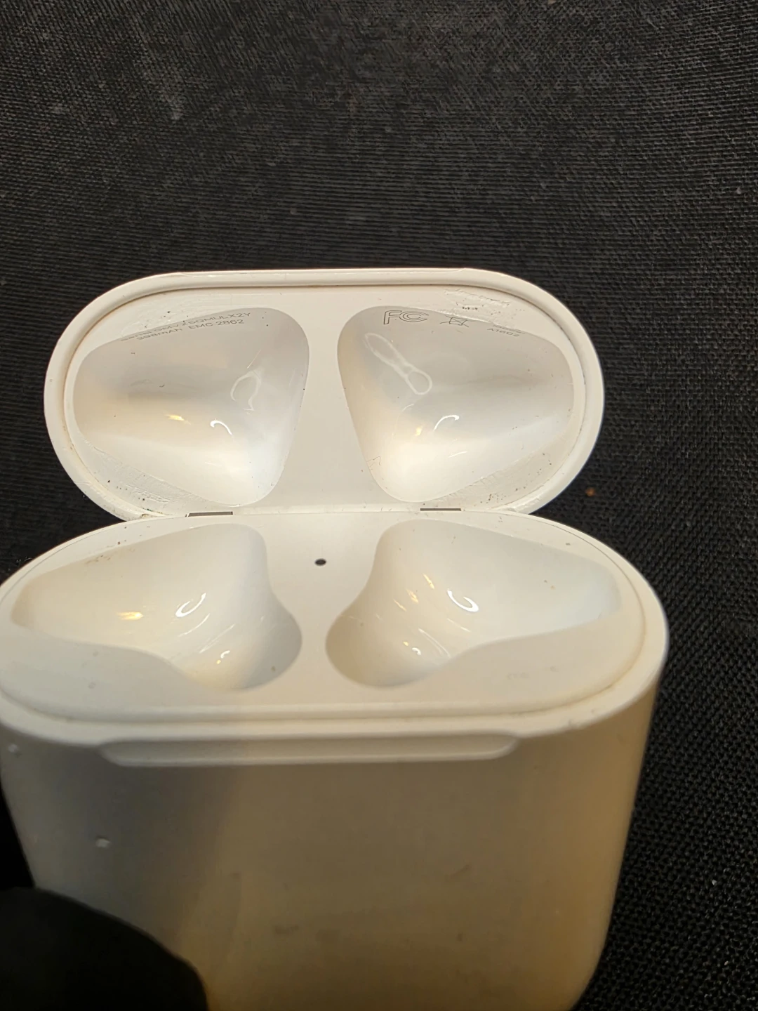 Apple AirPods 2nd Gen - photo 3