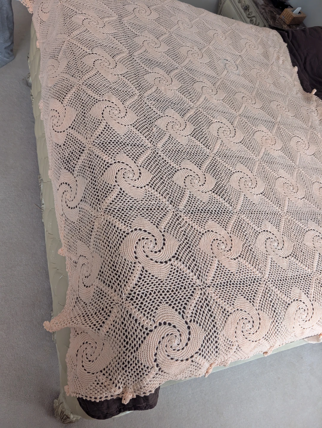 Vintage Handmade Crochet Bedspread – Soft Peach Color! 🧶✨ - photo 3