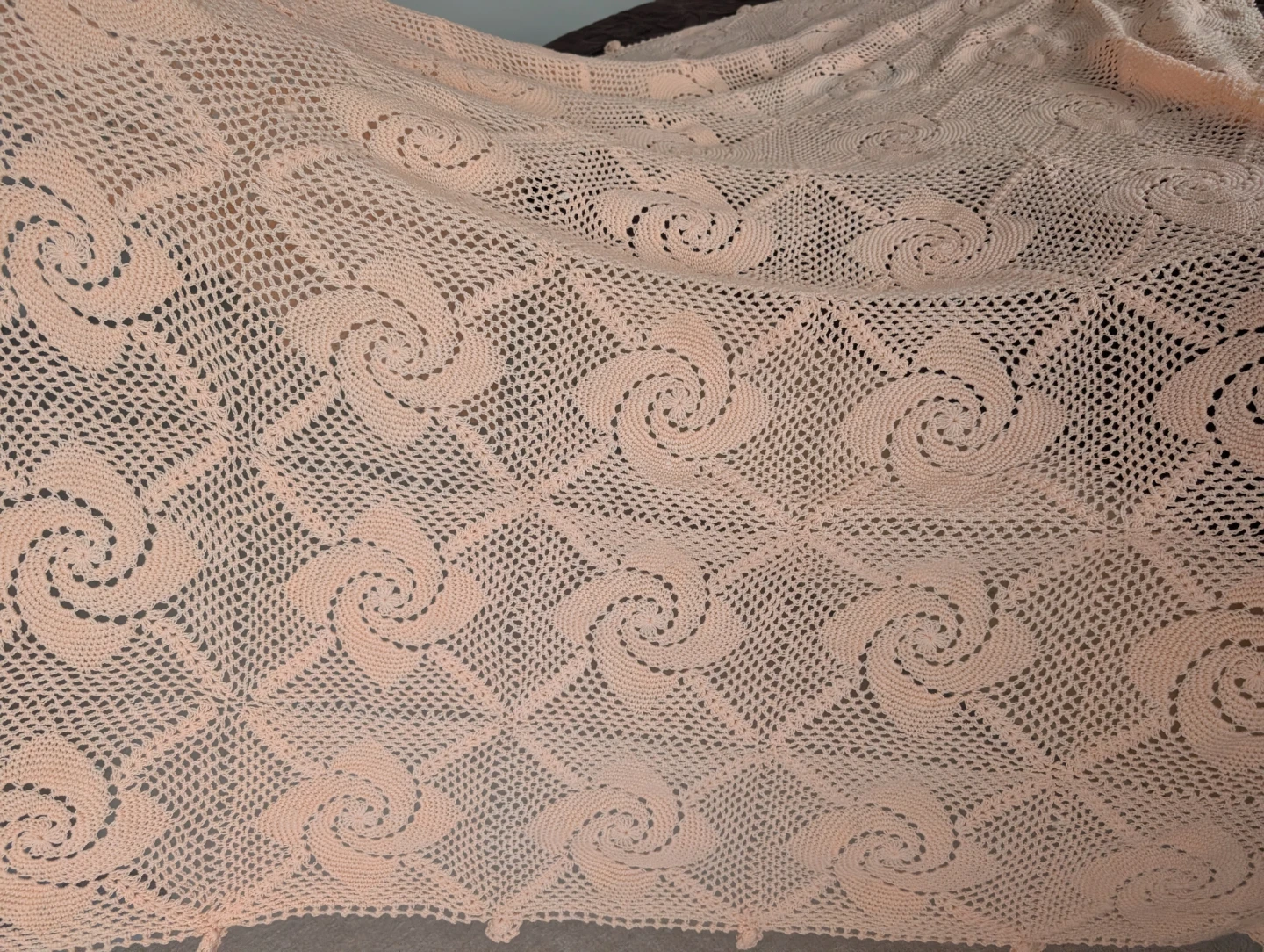 Vintage Handmade Crochet Bedspread – Soft Peach Color! 🧶✨ - photo 5