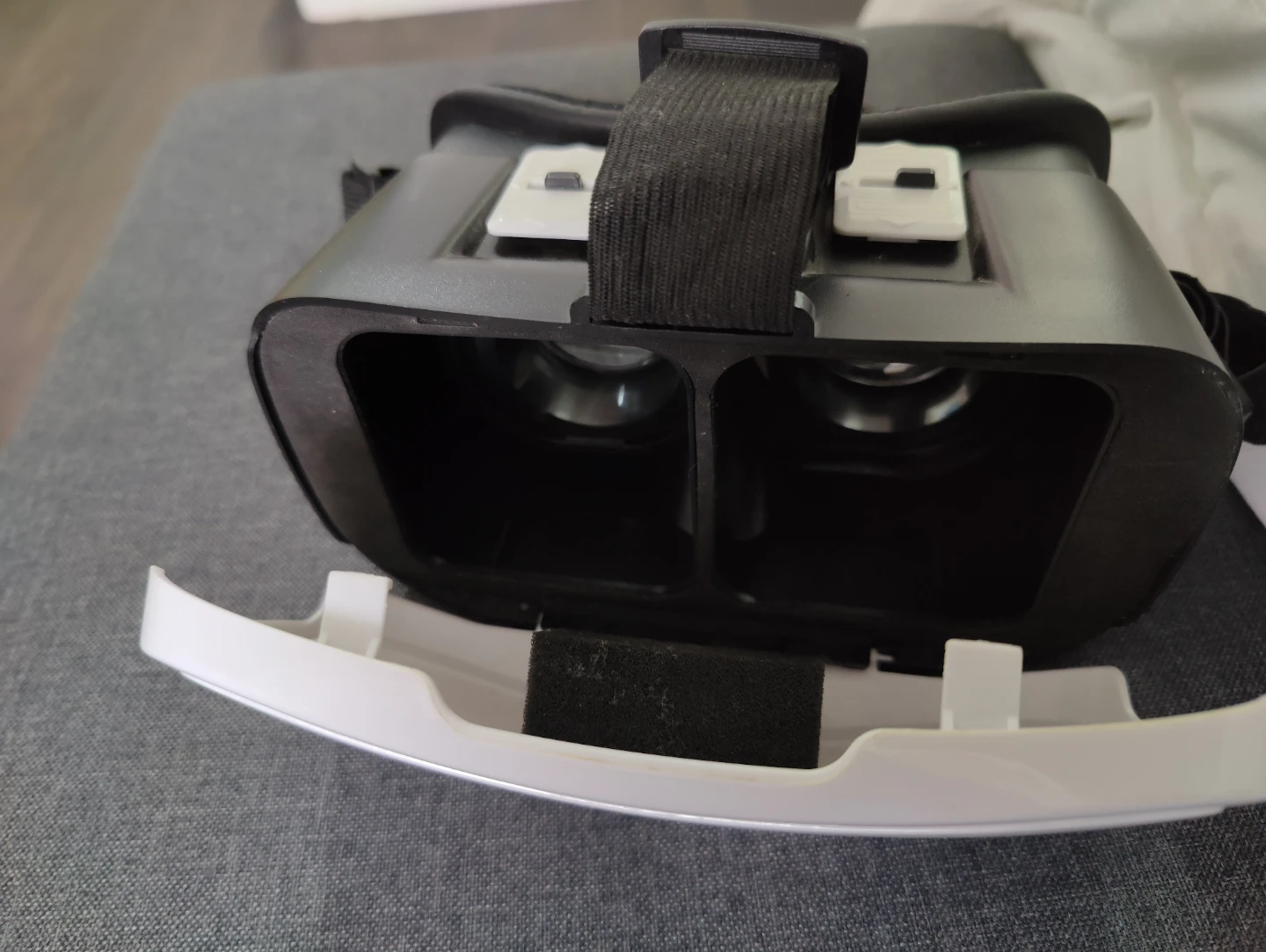 onn. Virtual Reality Smartphone Headset