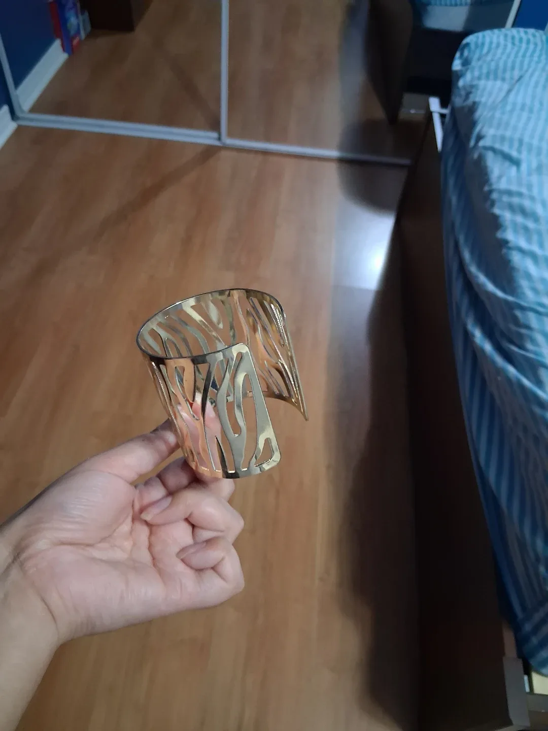 Gold Cuff Bracelet image indicator(4)