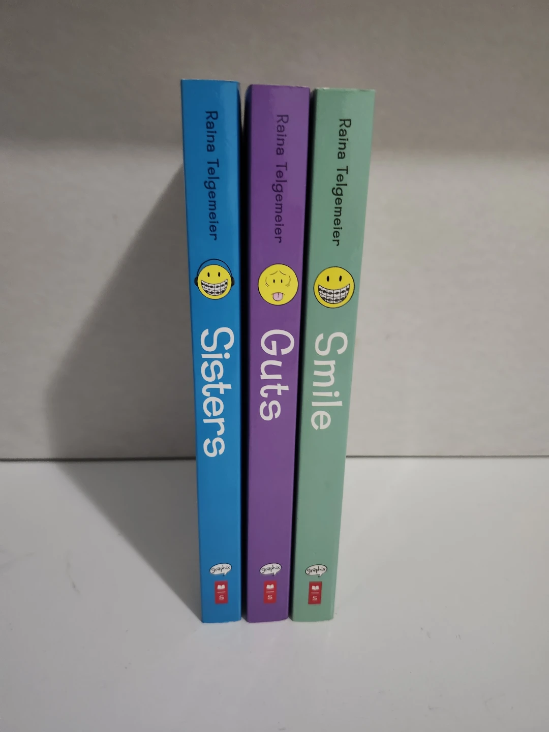 Raina Telgemeier Graphic Novel Set: Smile, Guts, Sisters - photo 2