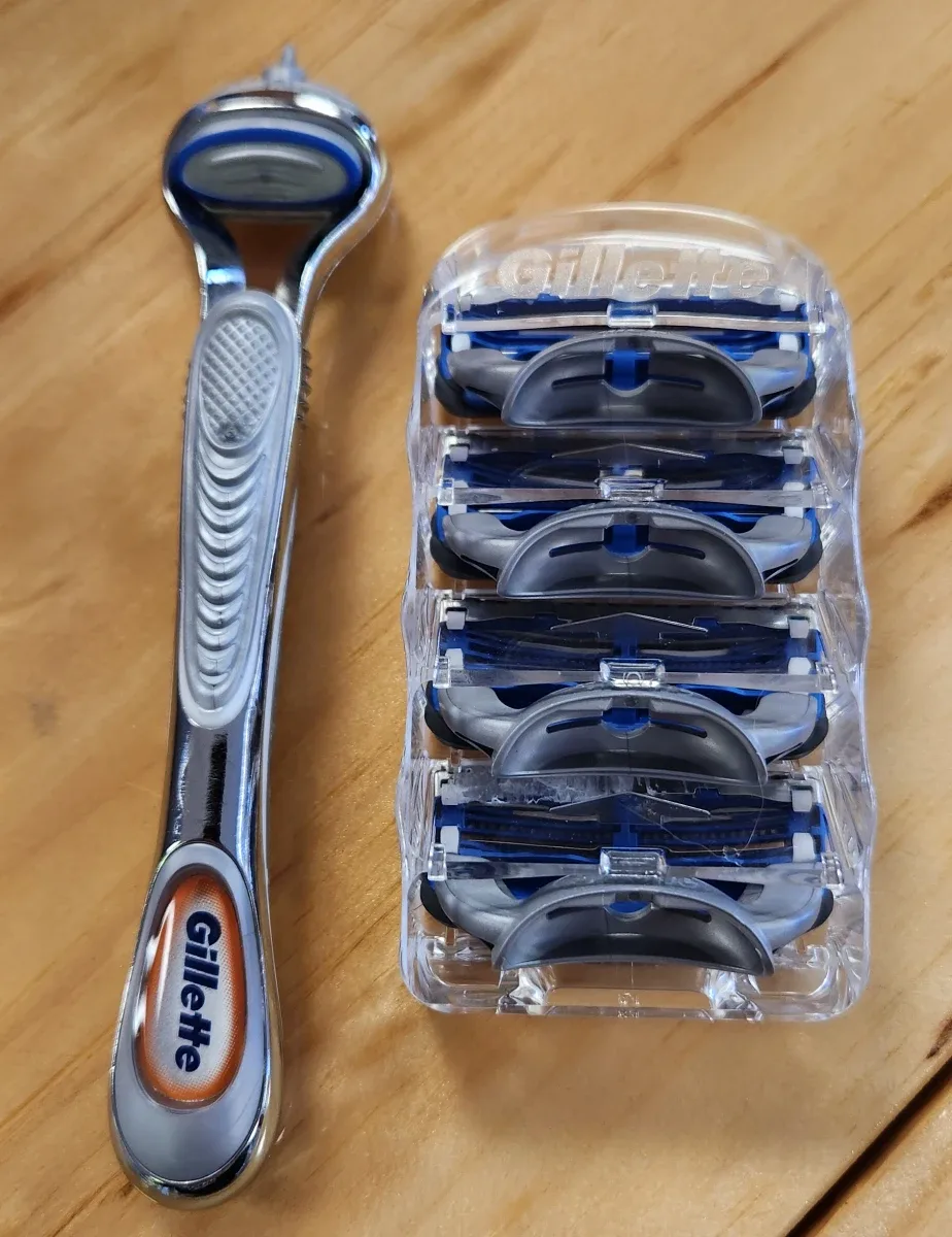Gillette Fusion5 Razor + 4 Refills