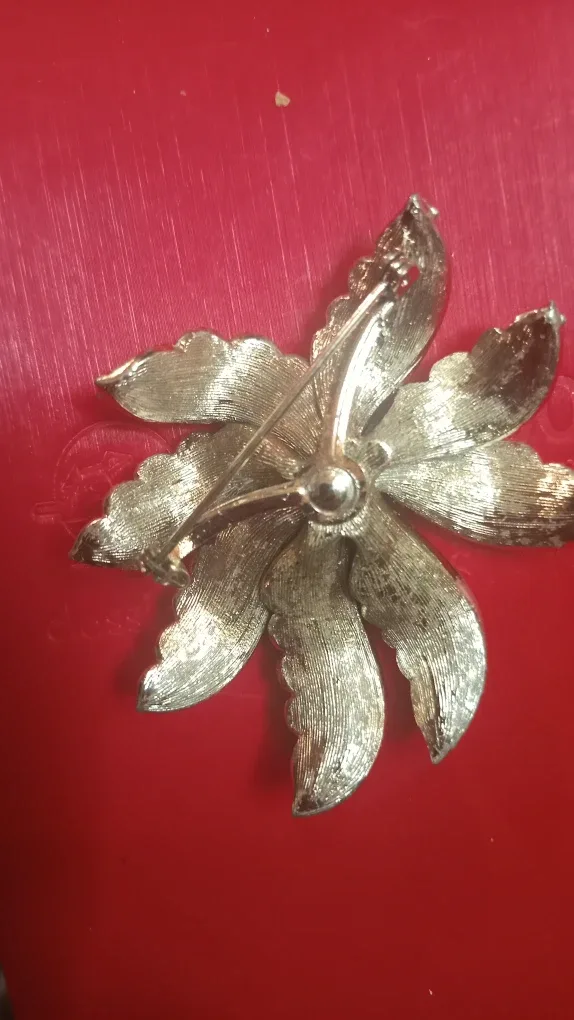 Vintage Flower Brooch image indicator(2)