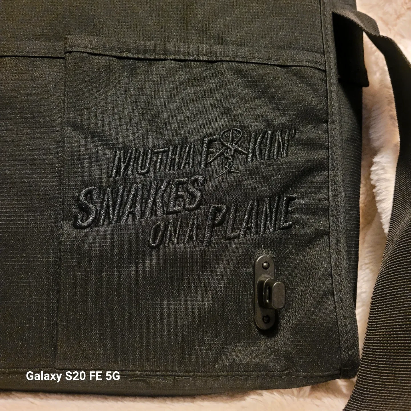 "Snakes on a Plane" Messenger Bag - Black image indicator(4)