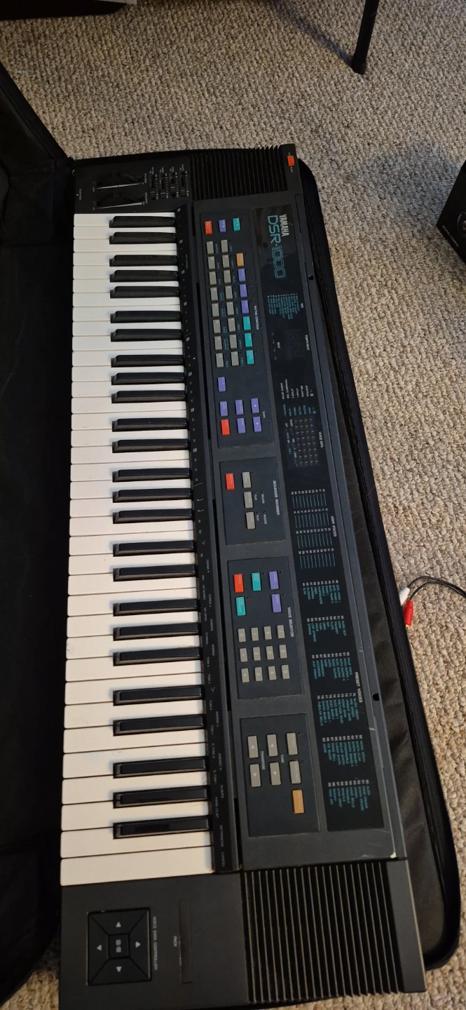 Yamaha DSR-1000 Digital Synthesizer Keyboard