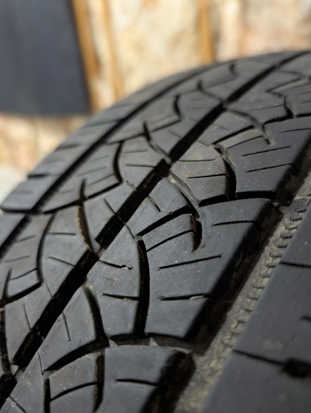 (1)-225/55R19 Continental True Contact All Season Tire