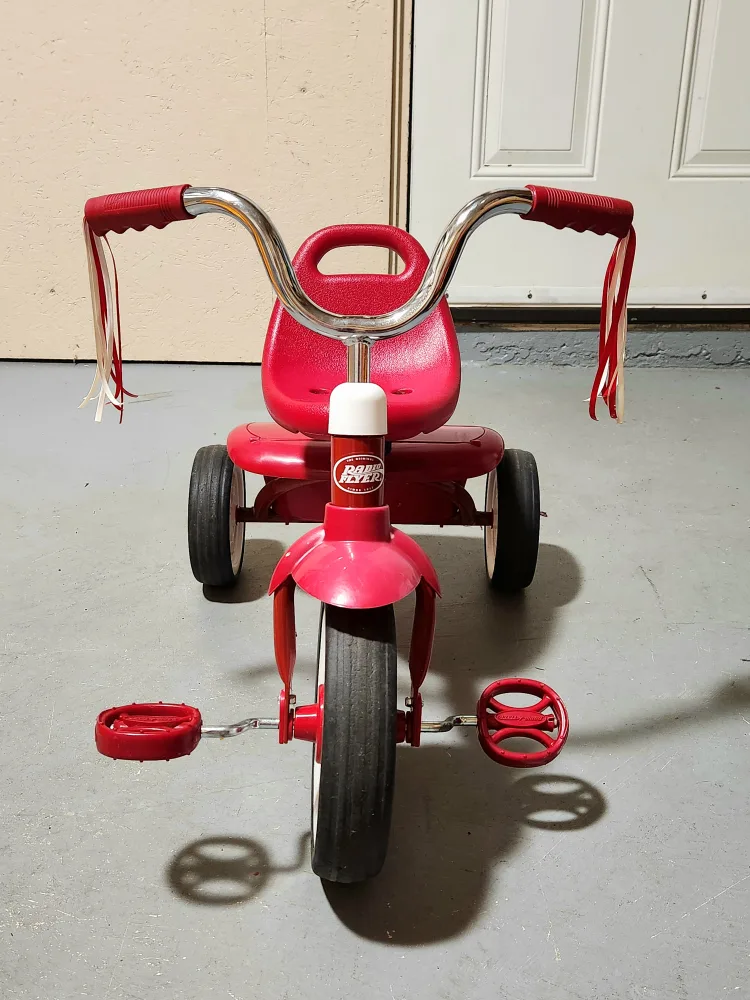 Radio Flyer Red Tricycle image indicator(3)