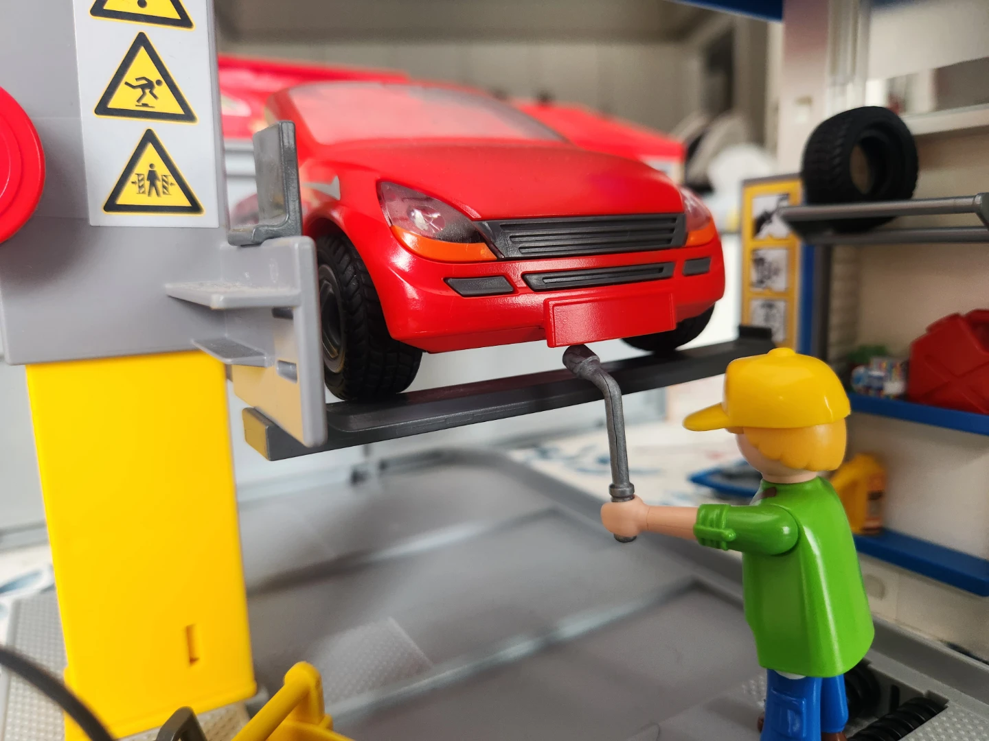 Playmobil Gas Station + Mechanic Shop + Tow Truck Playset - photo 5