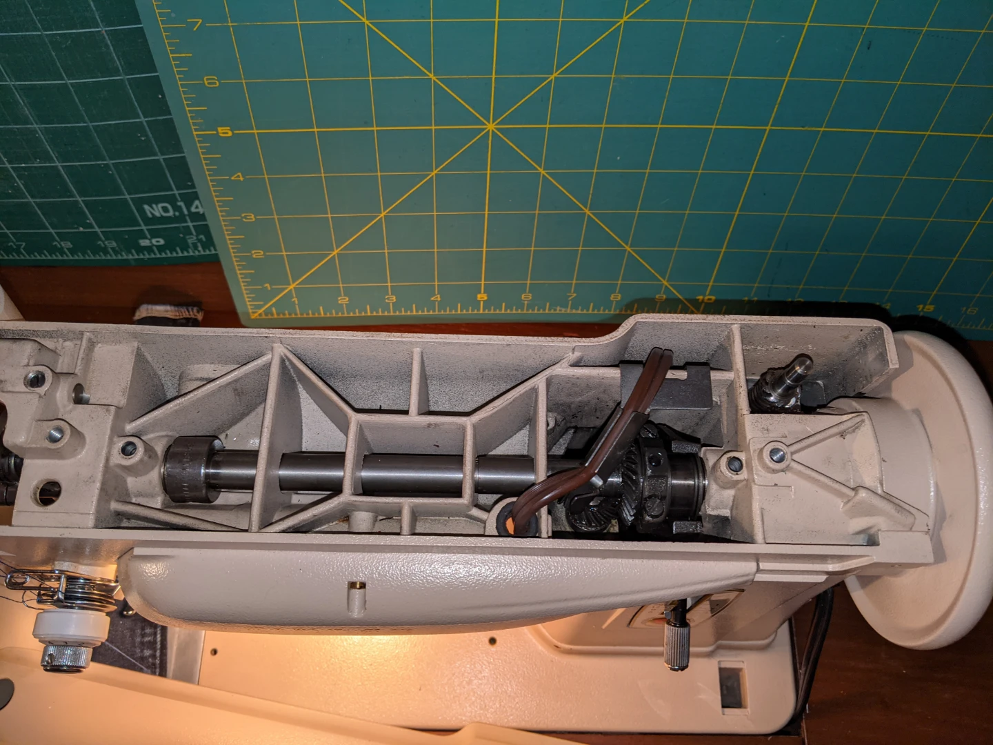 Singer 414G Sewing Machine - photo 3