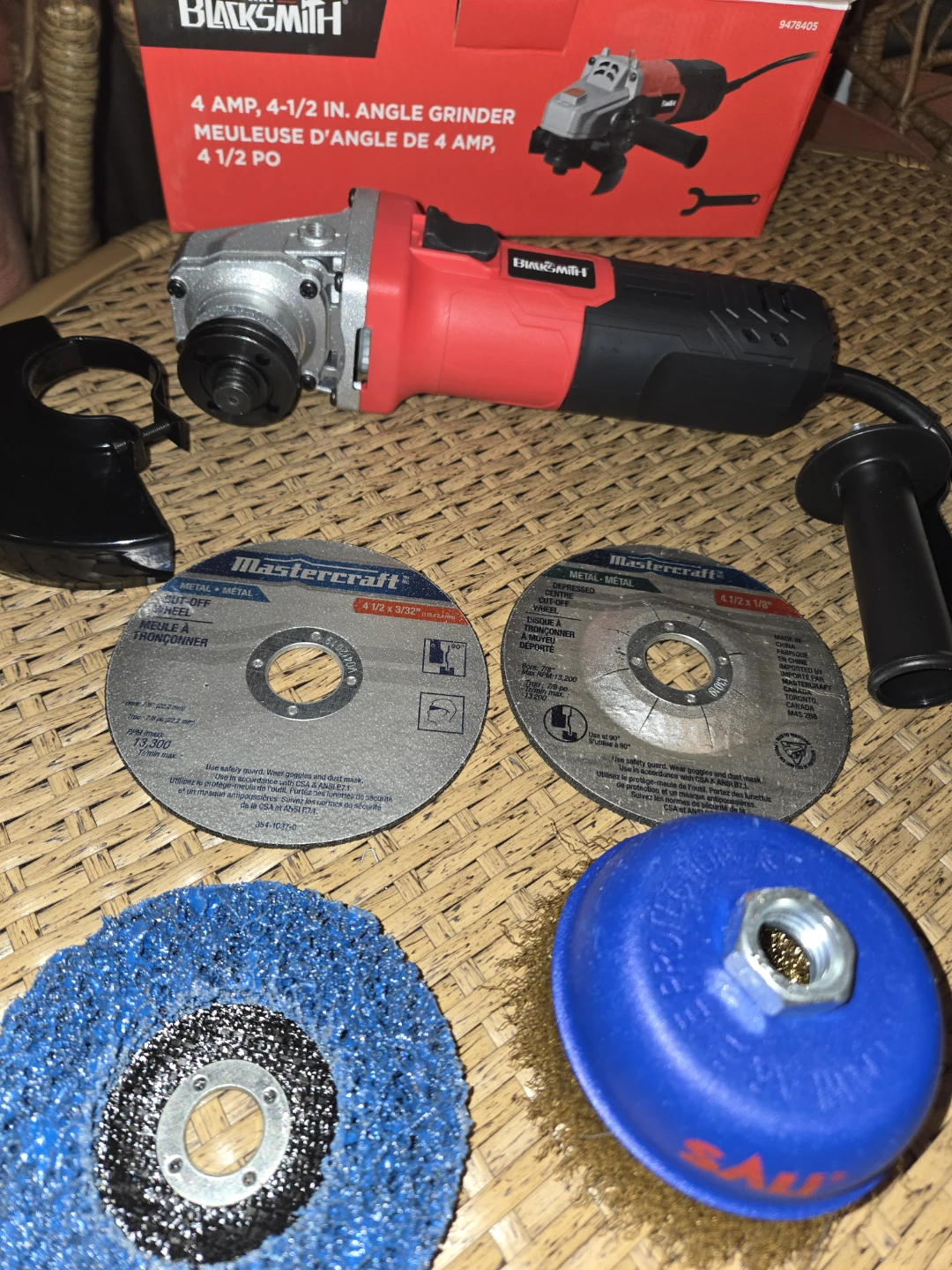 Blacksmith 4 AMP Angle Grinder w/ Discs - photo 4