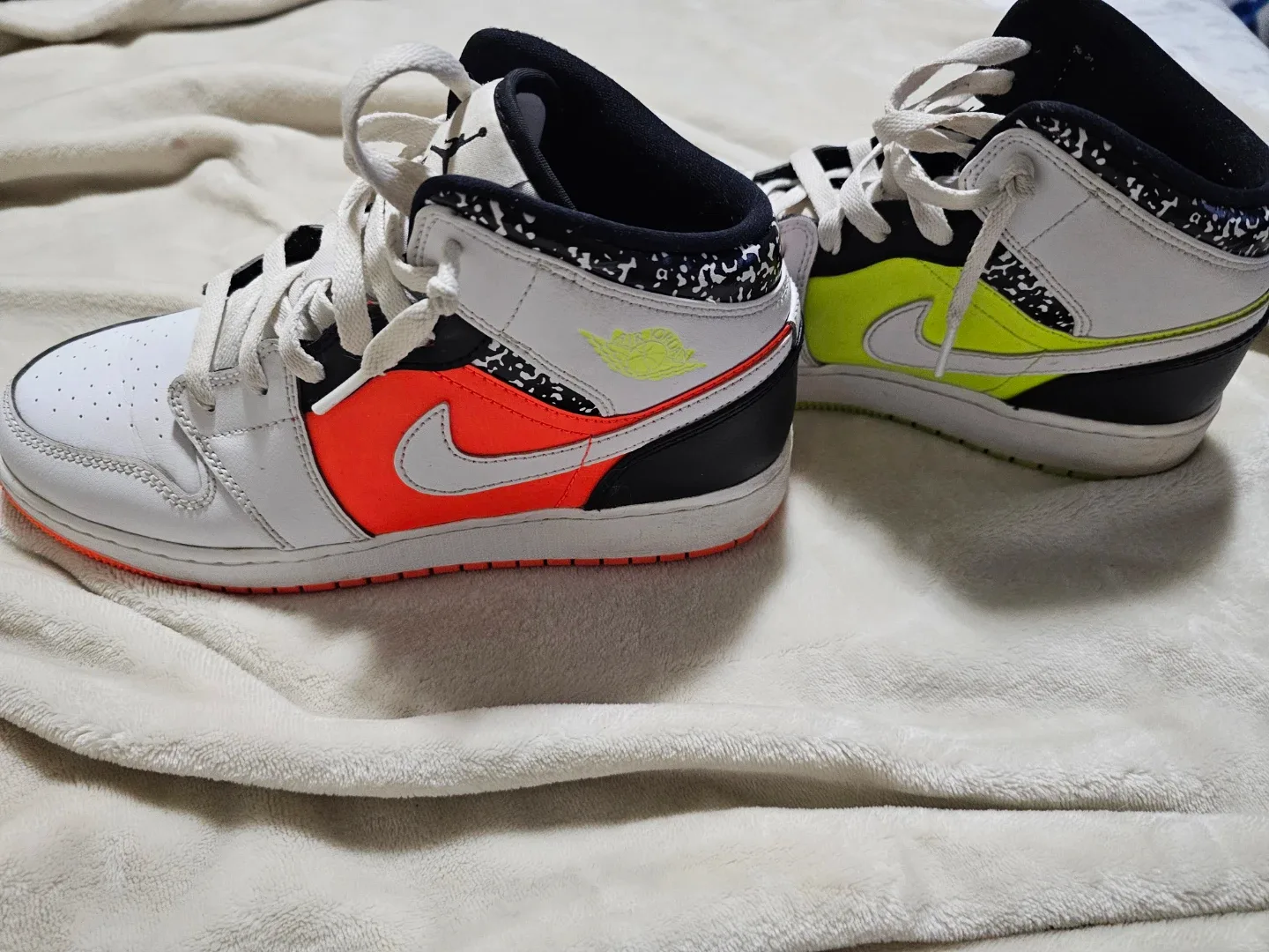 Air Jordan 1 Mid Notebook GS image indicator(2)