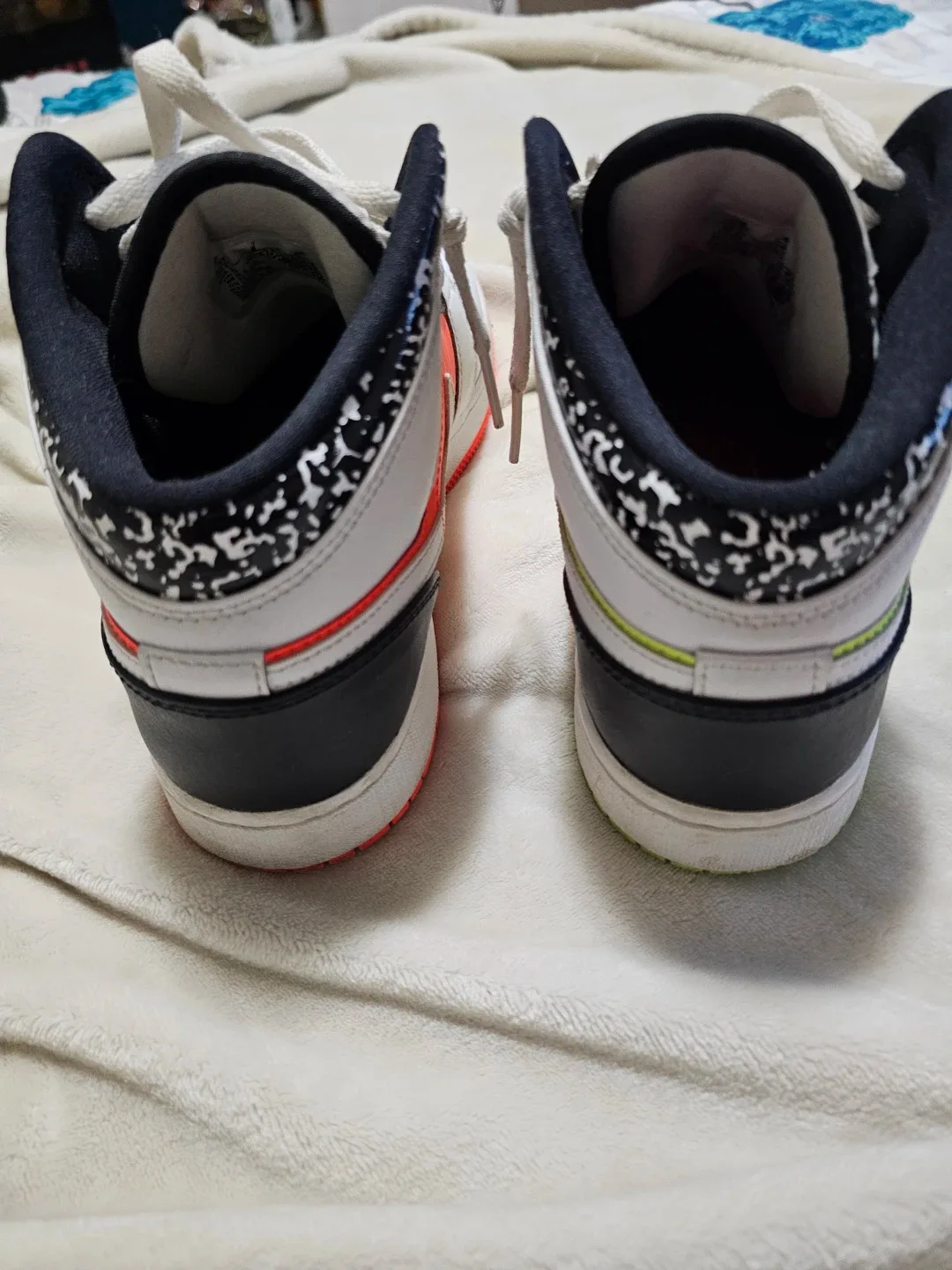 Air Jordan 1 Mid Notebook GS image indicator(4)