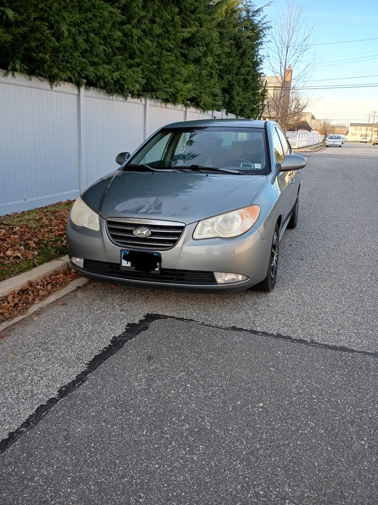 Hyundai Elantra - Gray Sedan image indicator(2)