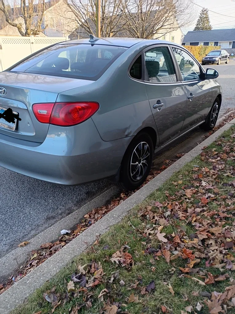 Hyundai Elantra - Gray Sedan image indicator(3)