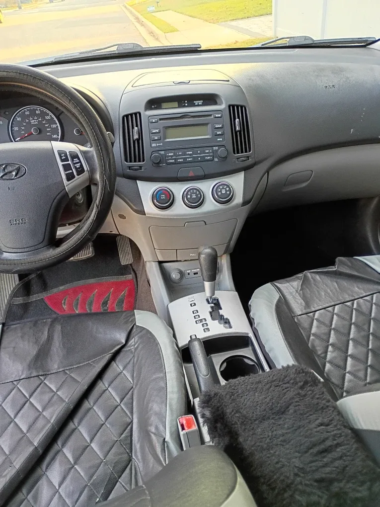 Hyundai Elantra - Gray Sedan image indicator(7)