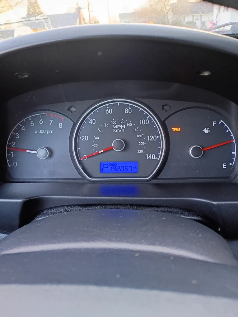 Hyundai Elantra - Gray Sedan image indicator(10)