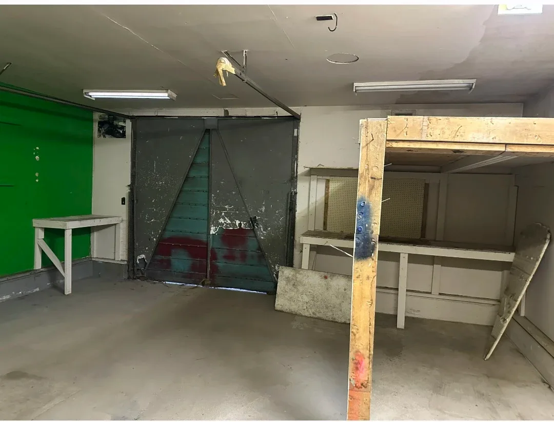 Double Oversize Garage for rent image indicator(2)