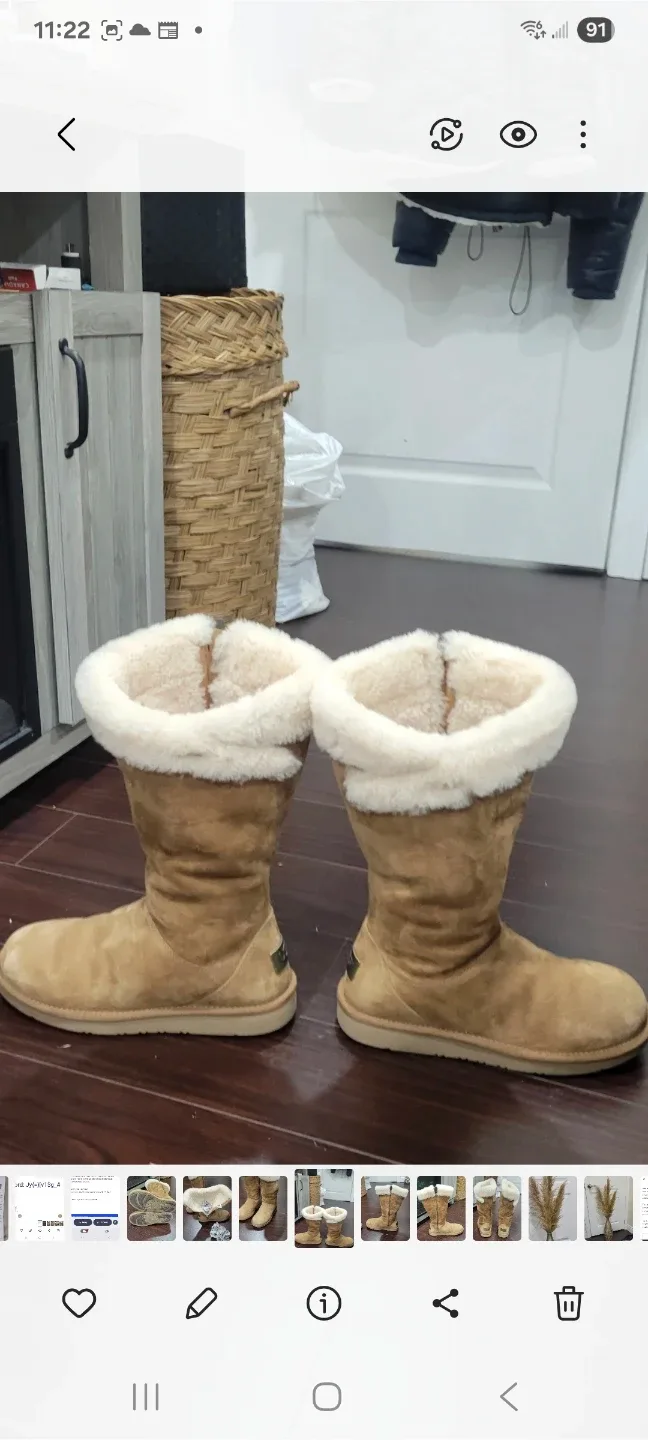 UGG Women's Boots Size 6 image indicator(3)