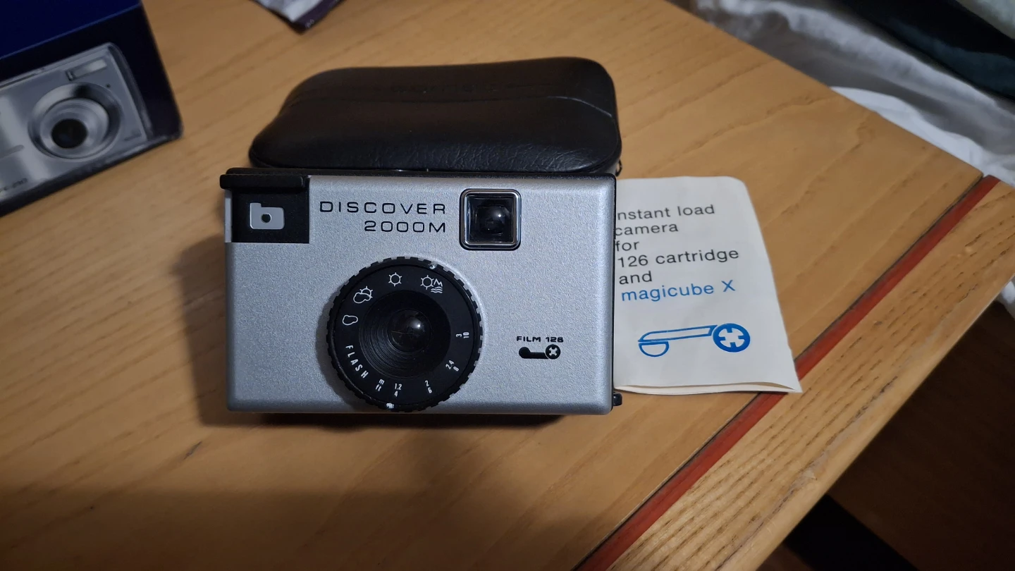 Discover 2000M Instant Load Camera