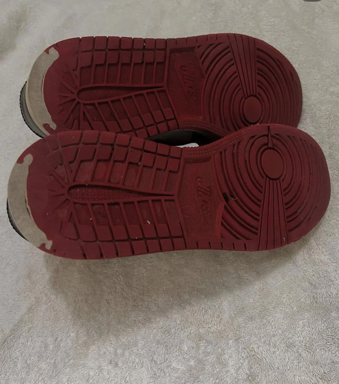 Air Jordan 1 Mid (GS) White/Red-Black, Size 7Y image indicator(4)