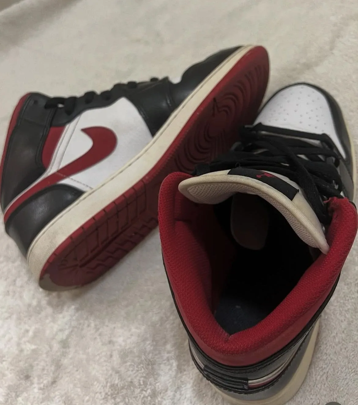 Air Jordan 1 Mid (GS) White/Red-Black, Size 7Y image indicator(5)