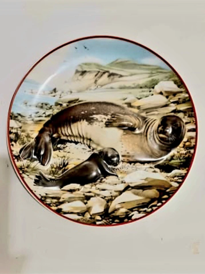 Unique 3D German Porcelain Seals Heinrich Plate - photo 4