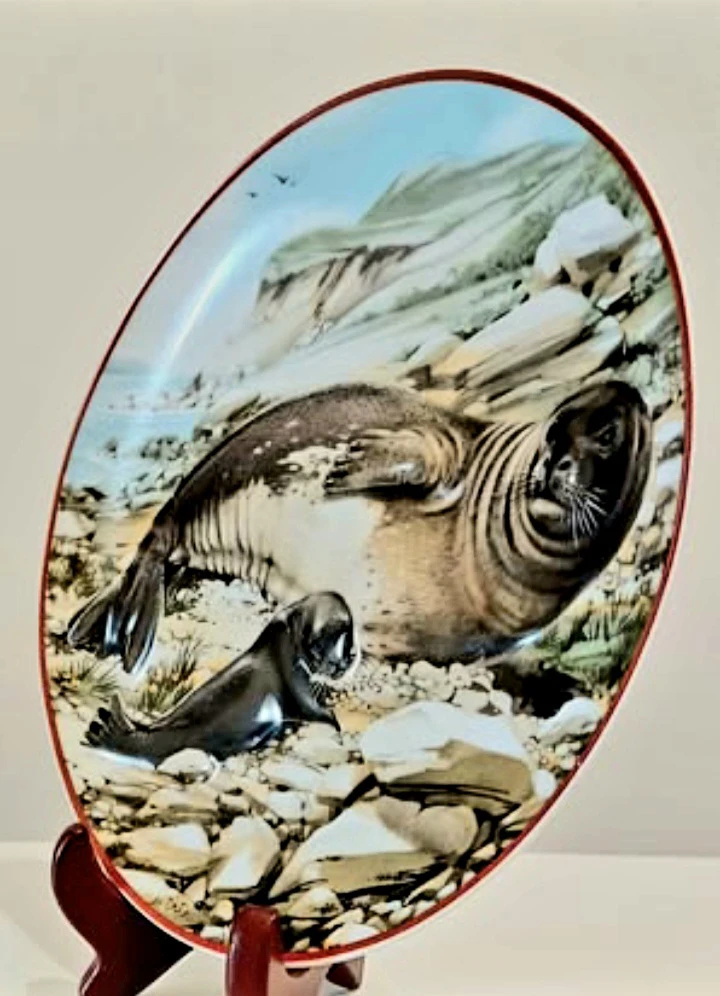 Unique 3D German Porcelain Seals Heinrich Plate - photo 5