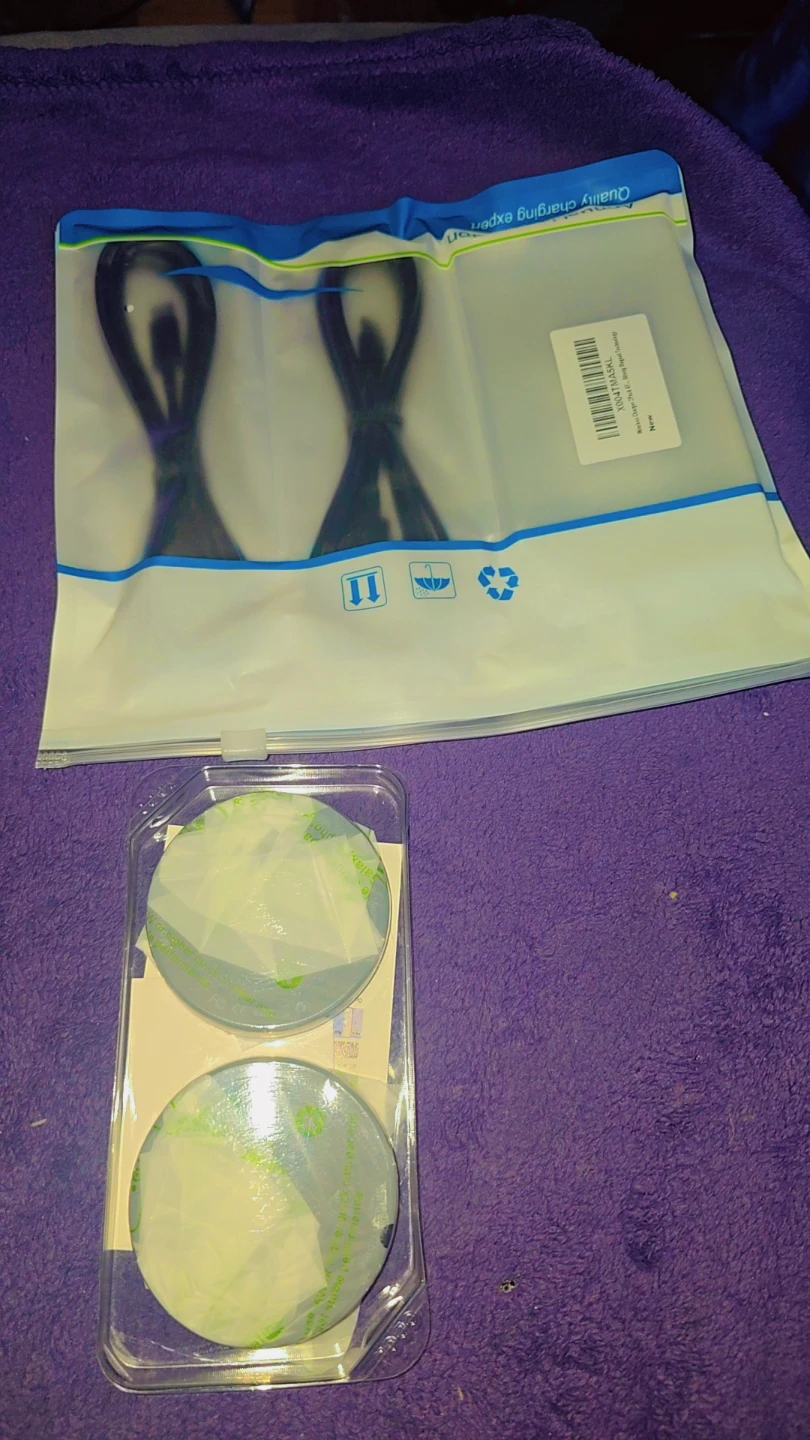 New Magnetic Wireless Charger Pad + 2-pack Screen Protector - photo 2