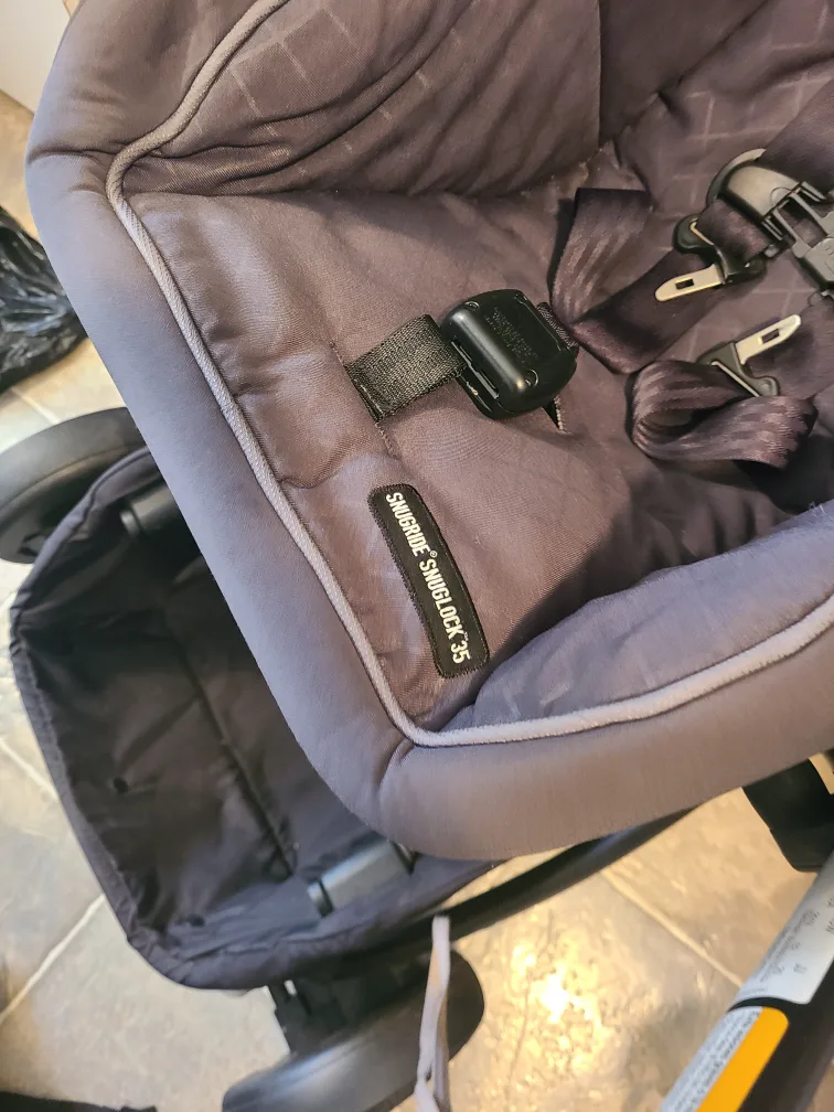 stroller and 2 car seats bundle image indicator(3)