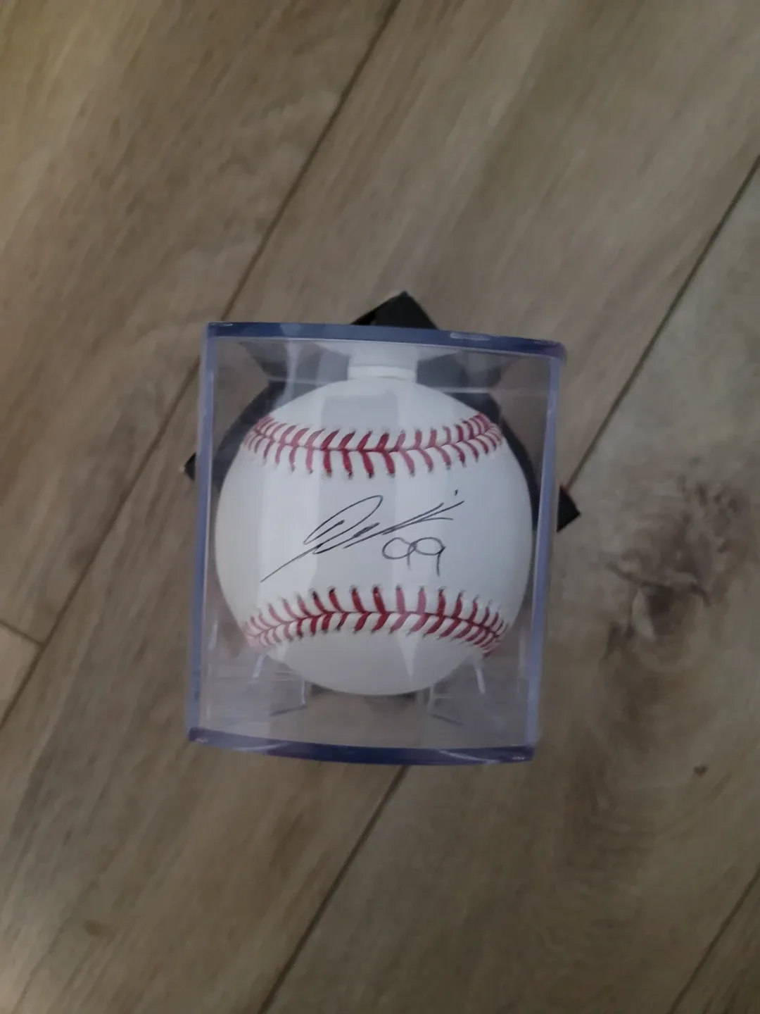 Official Major League Baseball w/ Ryu Signature image indicator(2)