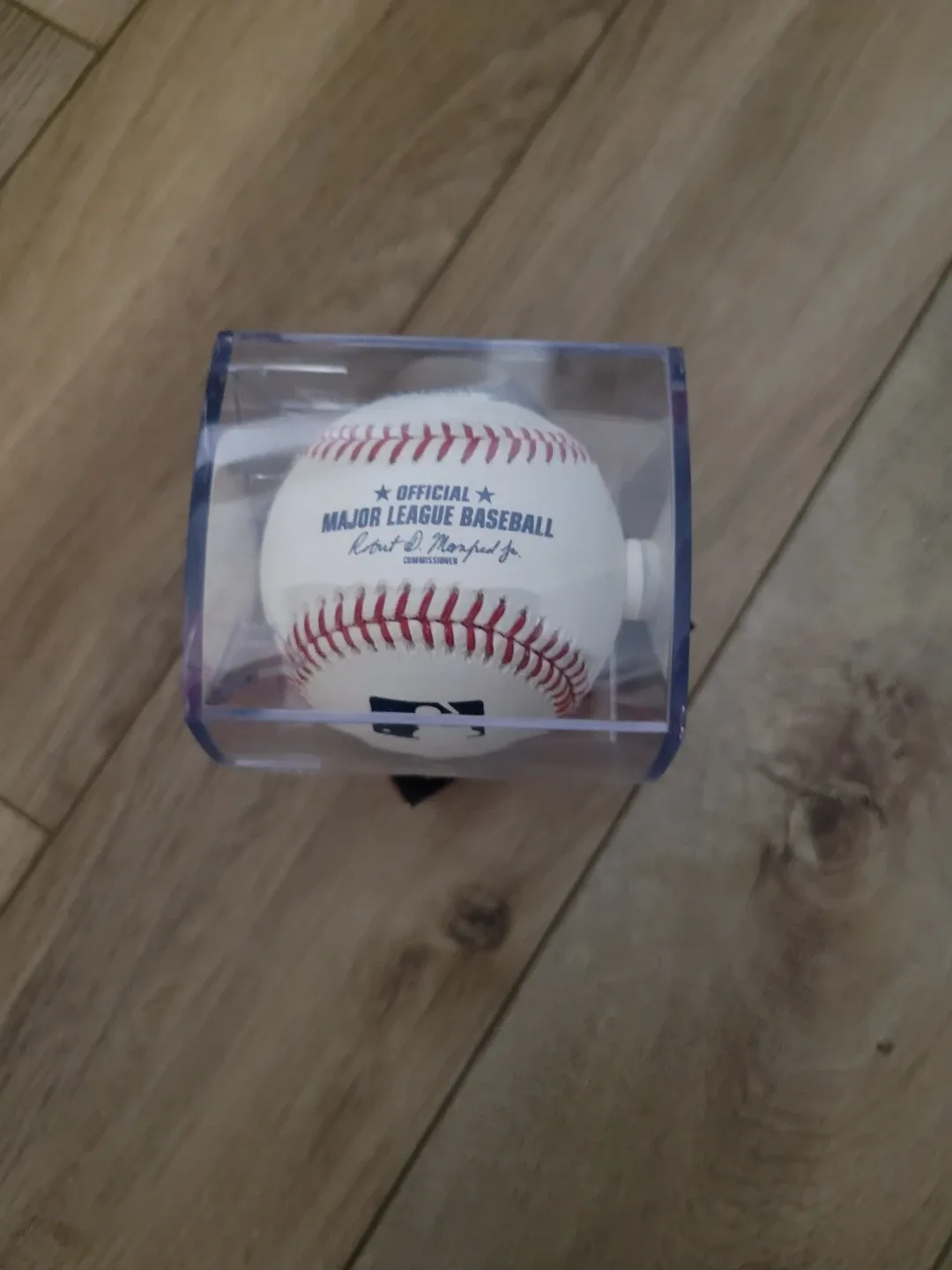 Official Major League Baseball w/ Ryu Signature image indicator(3)