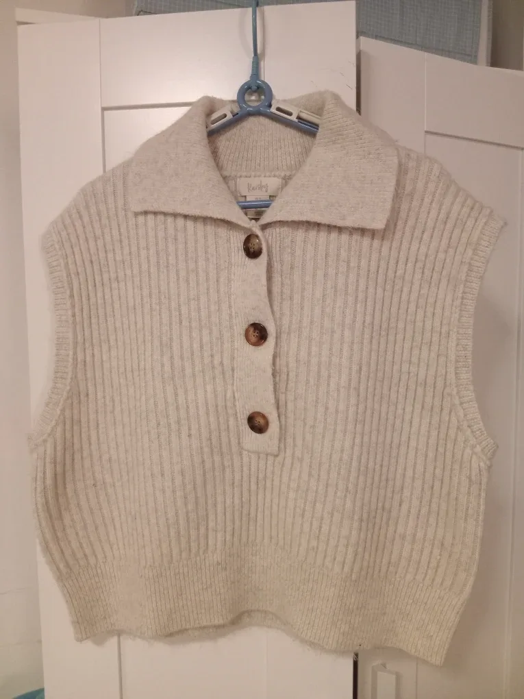 Kaisley XL Knit Vest - Cream Colour