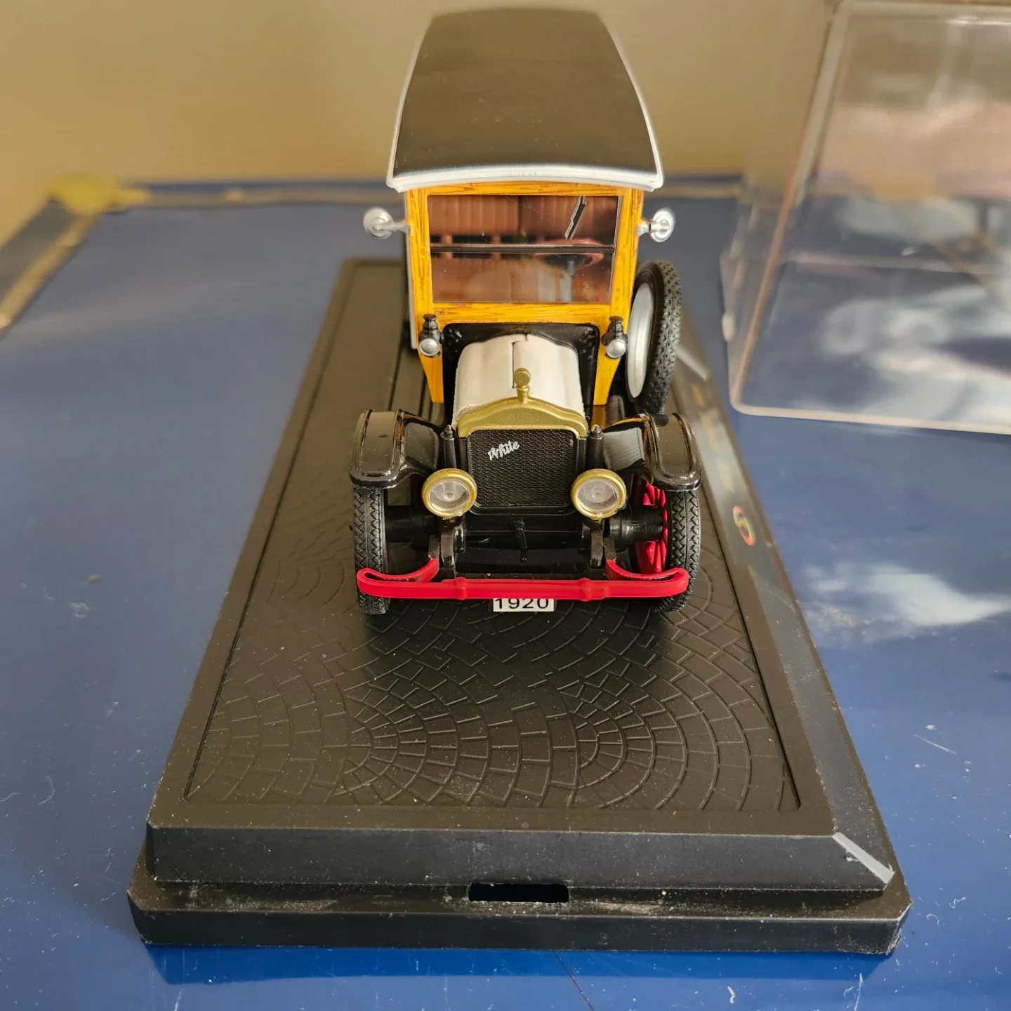 1920 White Van Diecast Model image indicator(2)