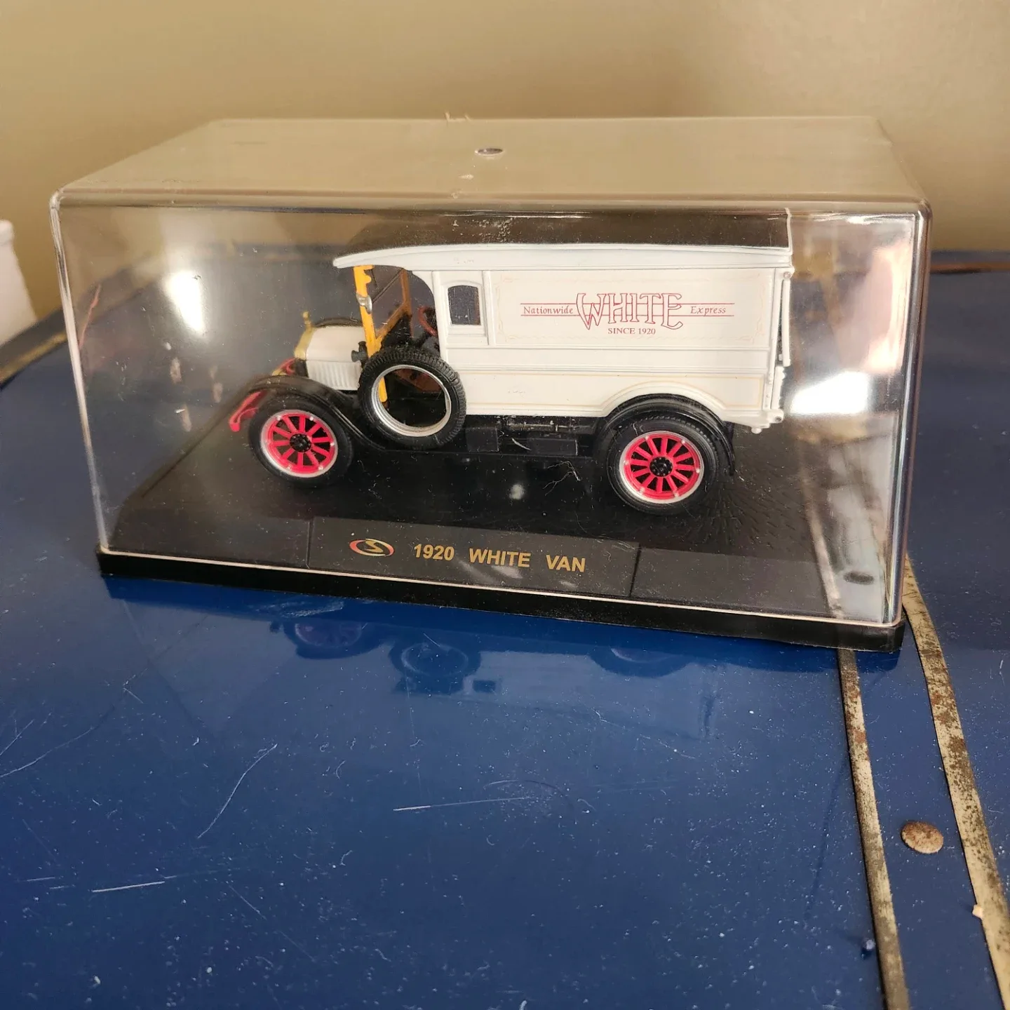 1920 White Van Diecast Model image indicator(4)