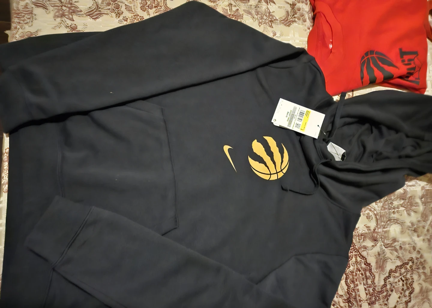BRAND NEW RAPTORS WOMENS HOODIE SIZE S BUT MIGHT FIT M. $29.99 - photo 3