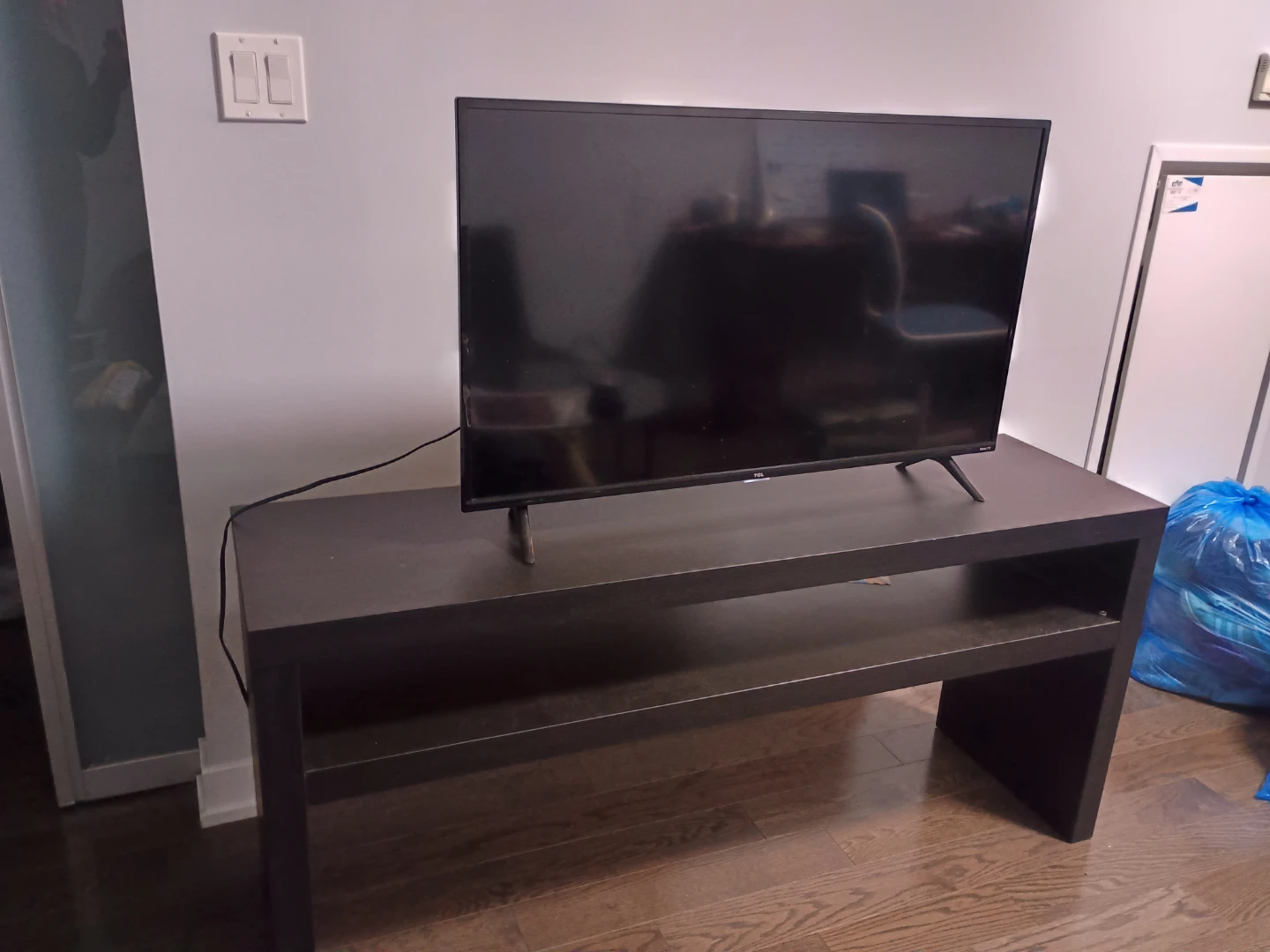 Smart TV TCL Roku 41" + Dark Brown TV Stand - photo 2