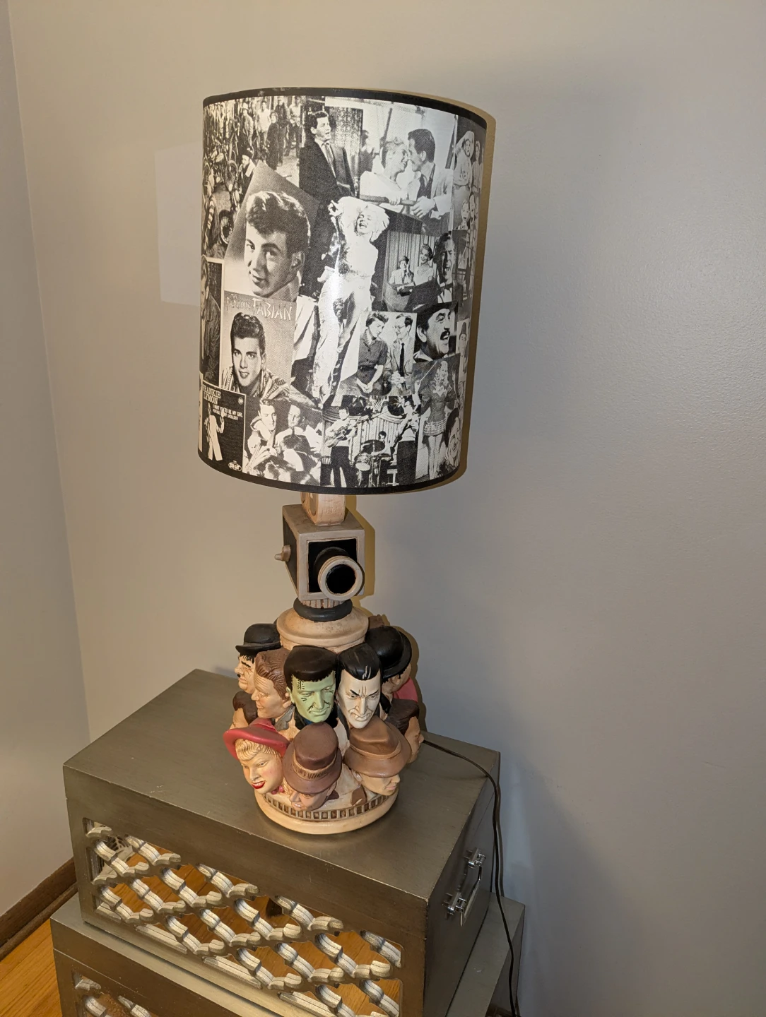 Rare vintage collector horror actor statue lamp w/shade - photo 2