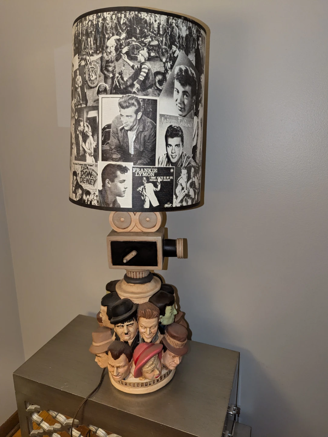 Rare vintage collector horror actor statue lamp w/shade - photo 3