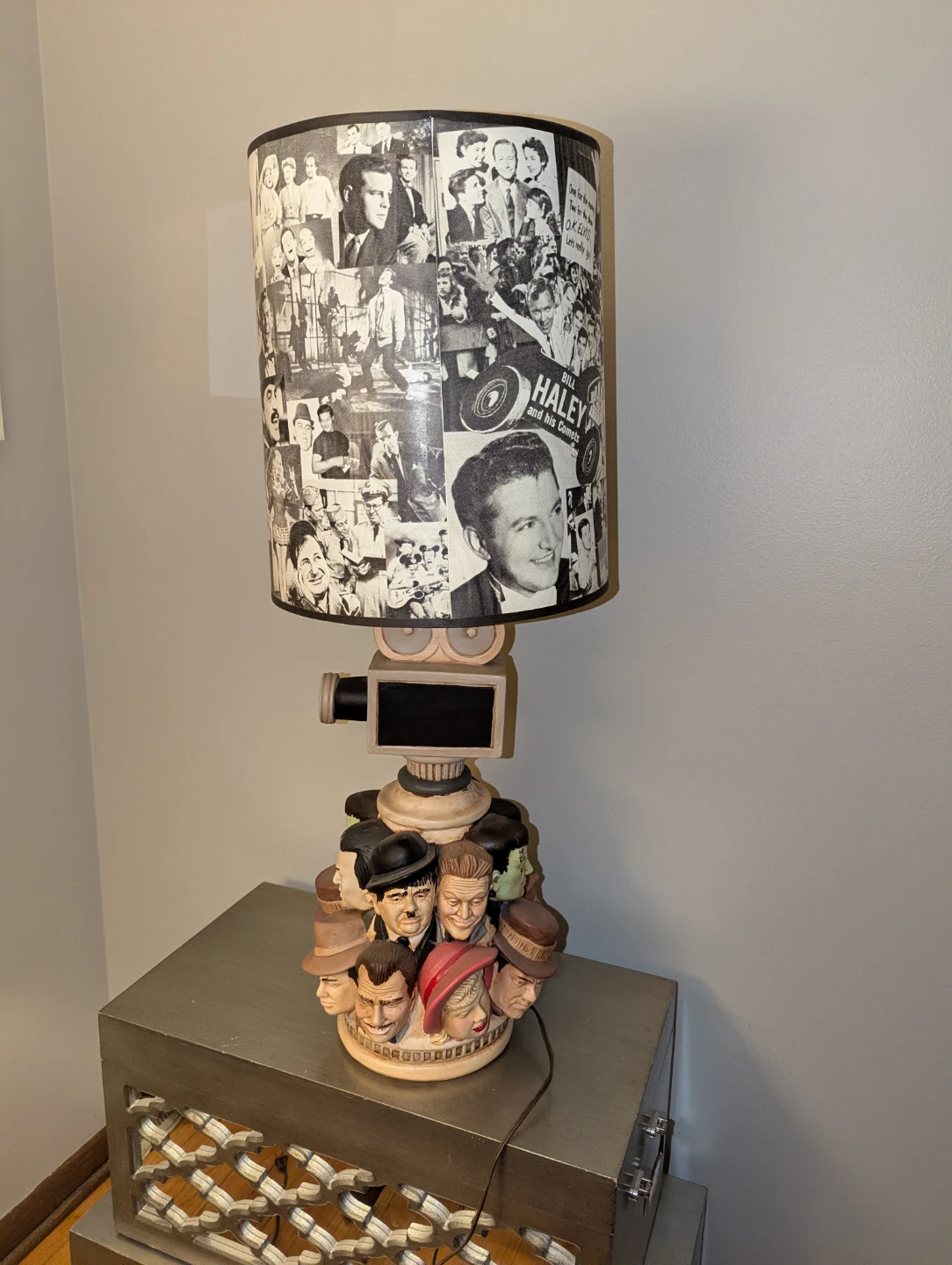 Rare vintage collector horror actor statue lamp w/shade - photo 4