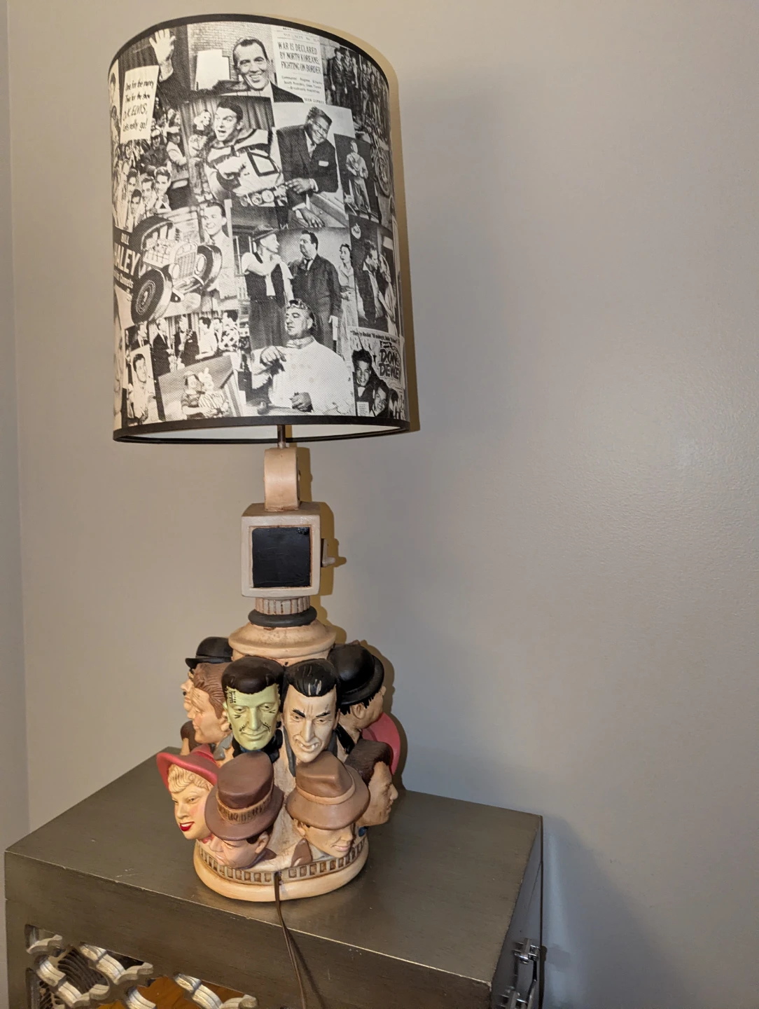 Rare vintage collector horror actor statue lamp w/shade - photo 5
