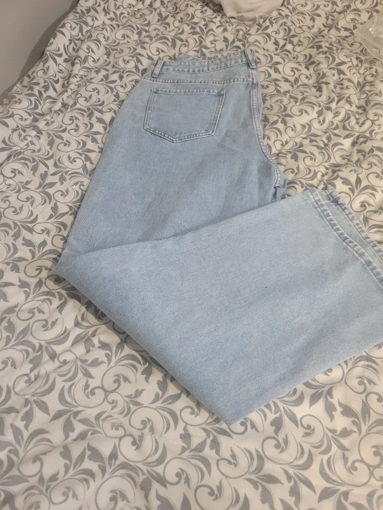 #cleanout  WOMEN'S Wide Leg Jeans - Light Wash image indicator(2)