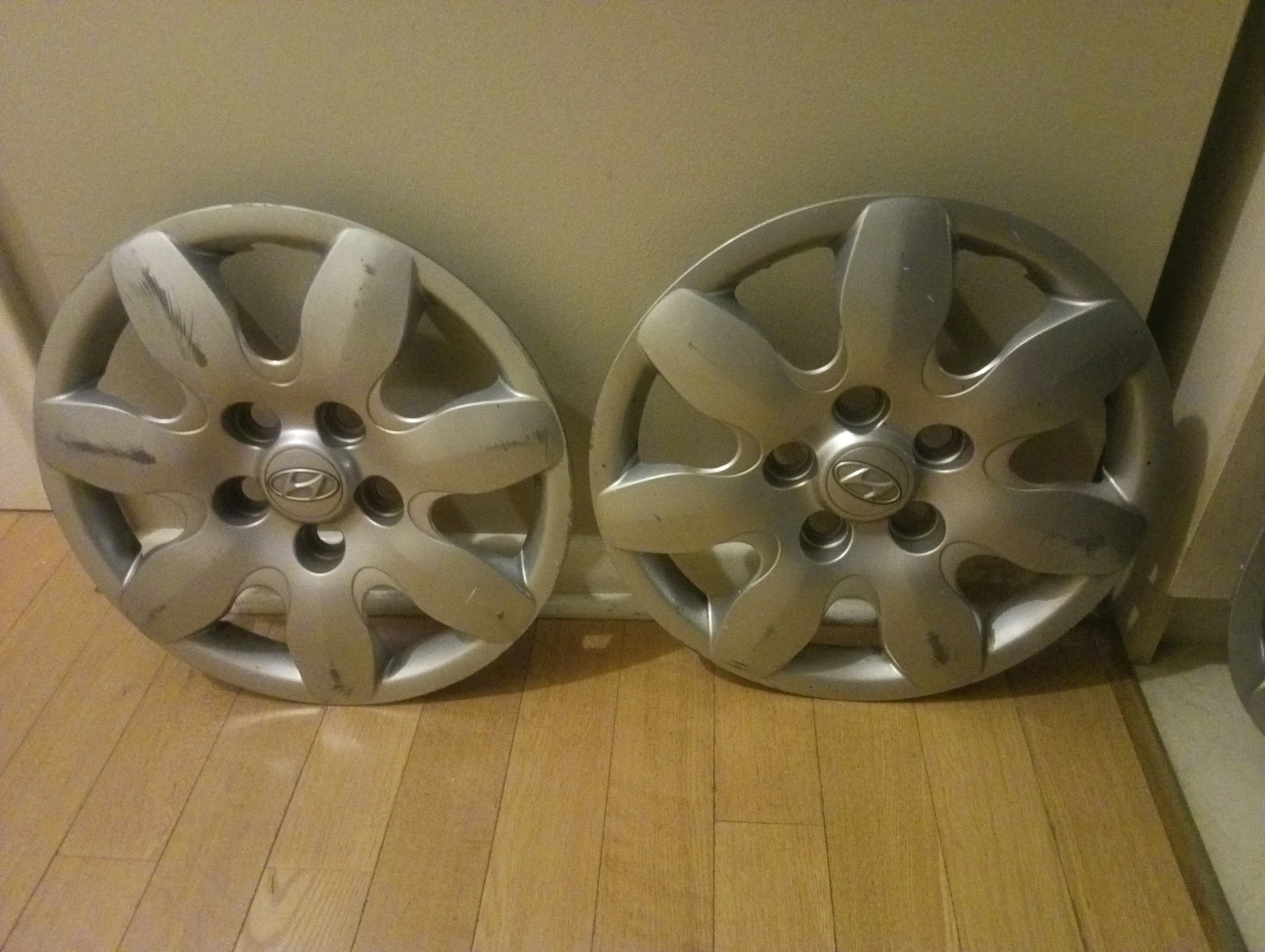 Set of 16" Hyundai Hubcaps - photo 2