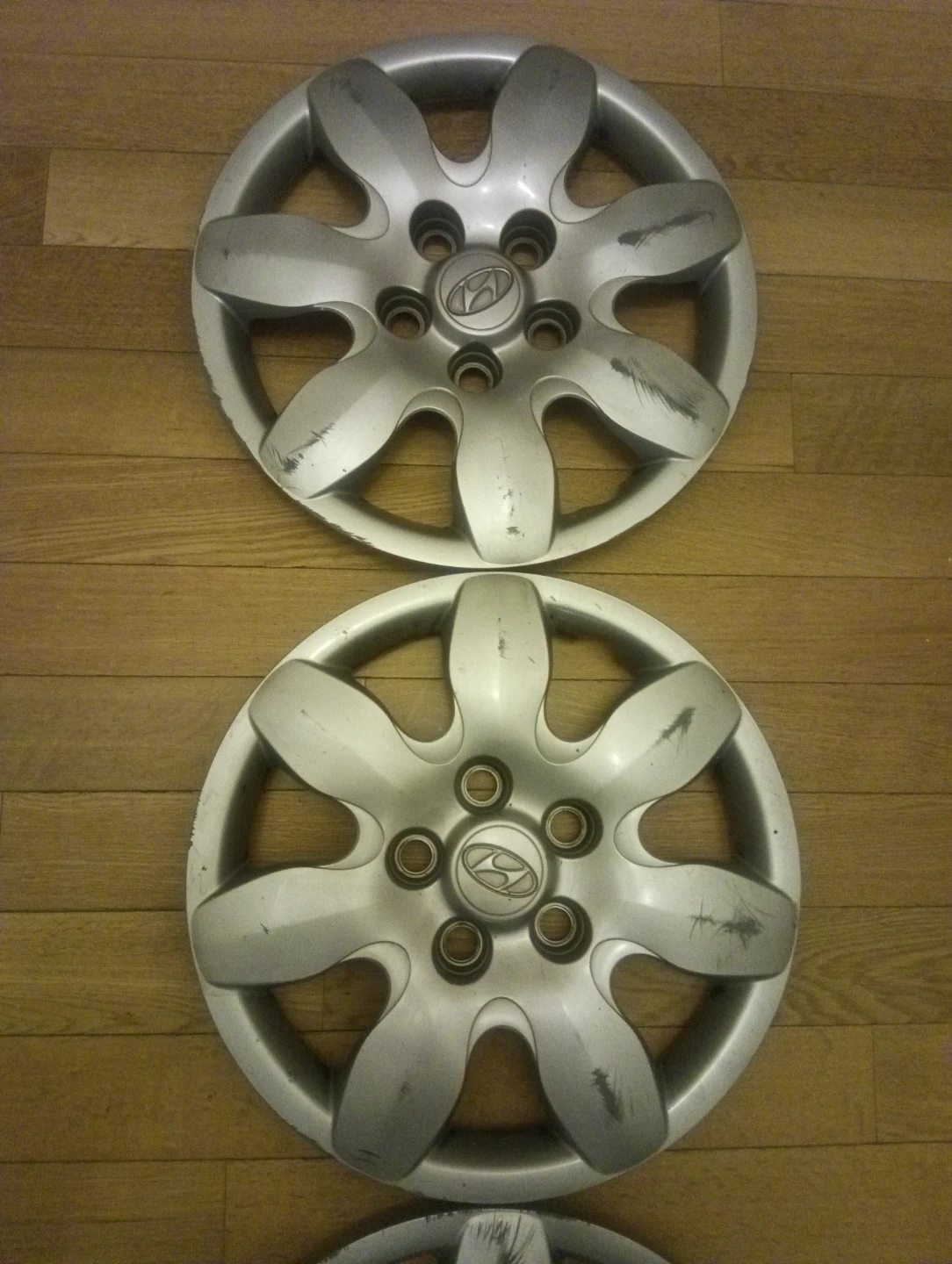 Set of 16" Hyundai Hubcaps - photo 3