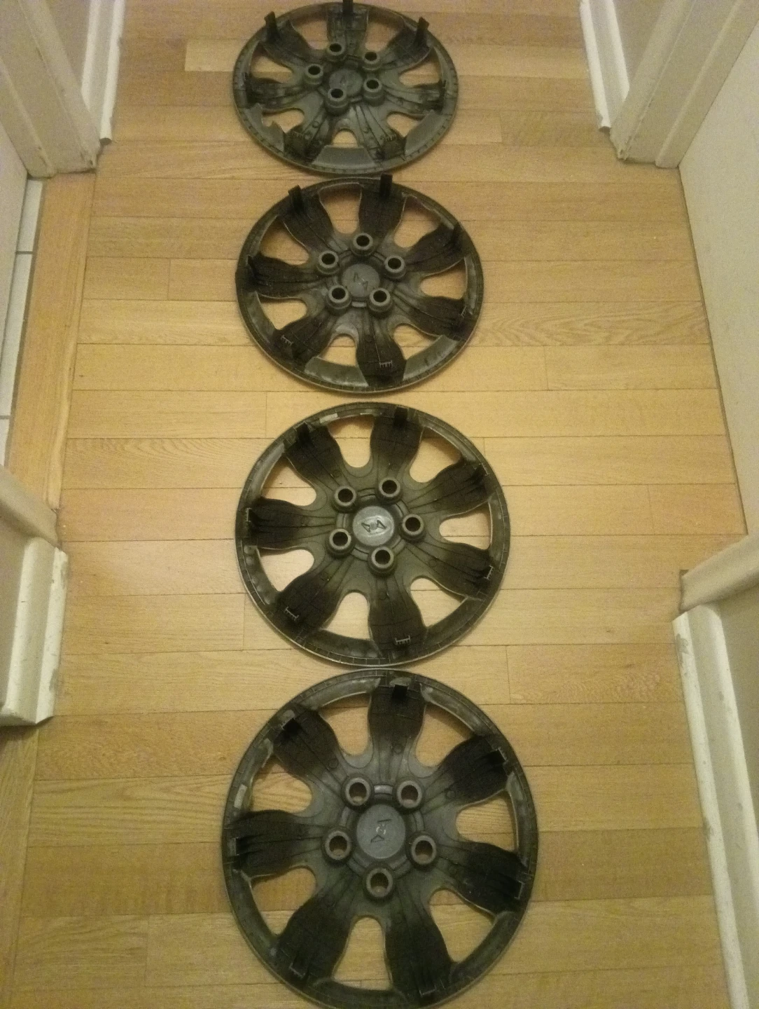 Set of 16" Hyundai Hubcaps - photo 5