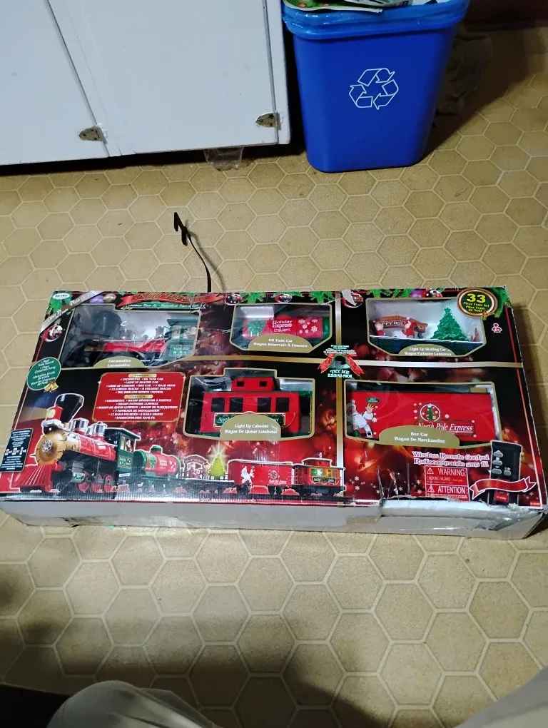 North Pole Express 33 Piece Train Set - New