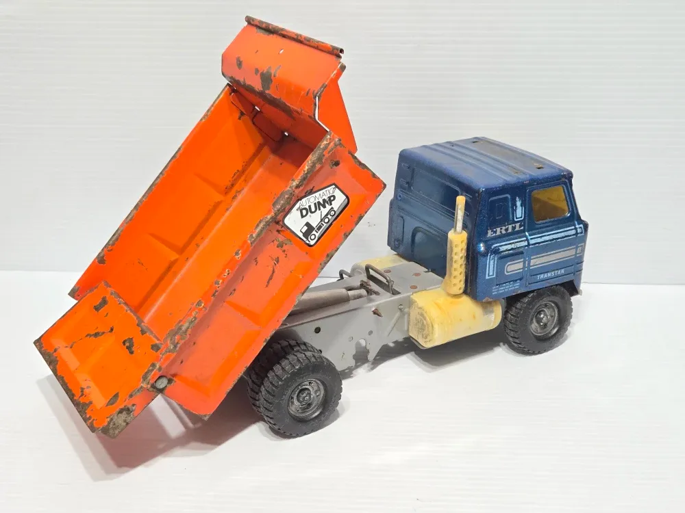 Vintage ERTL International Transtar Dump Truck image indicator(2)