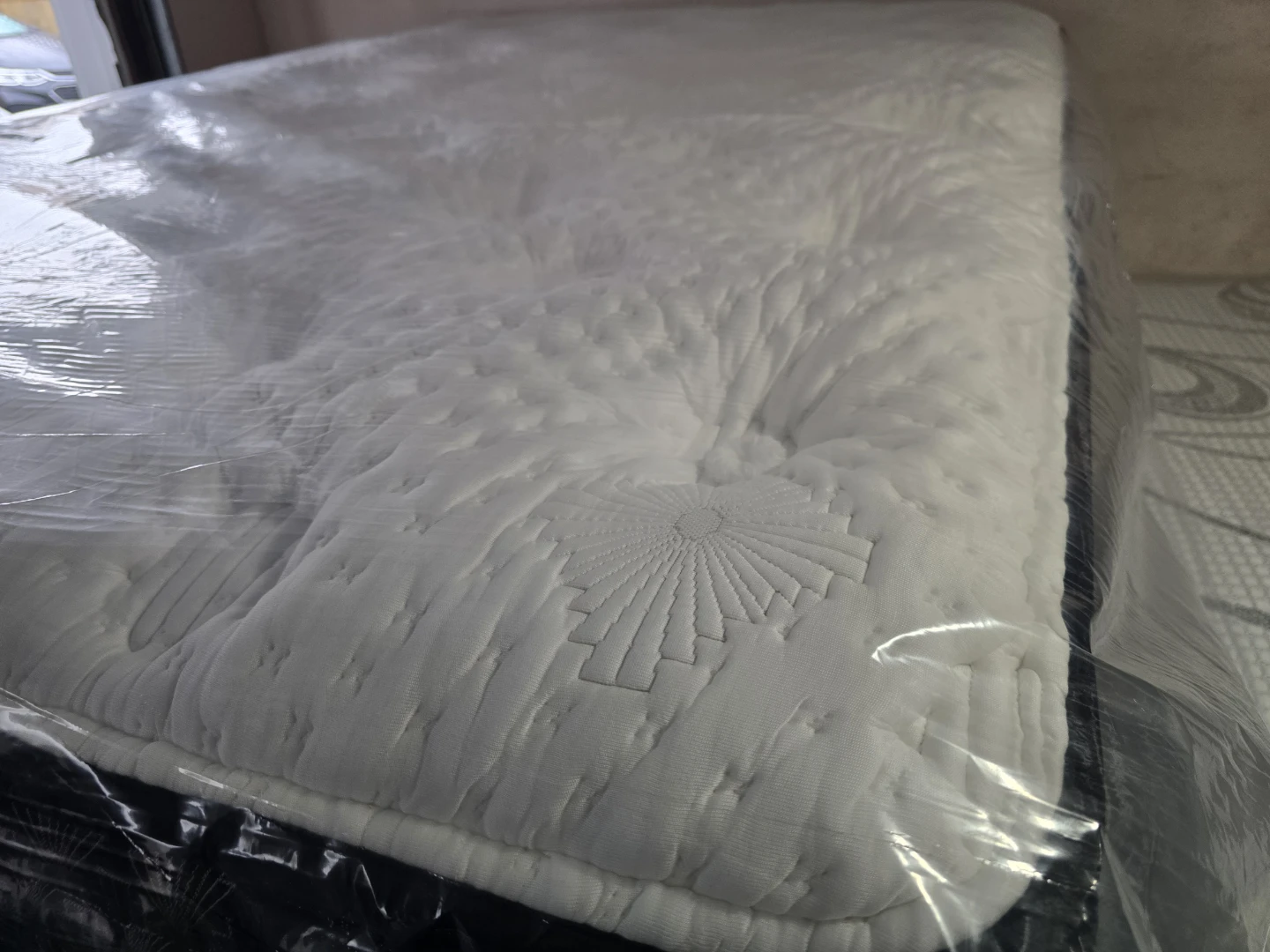 New Queen Size Aireloom Plush Mattress - photo 5