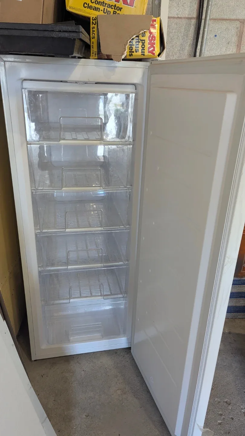 Barosa White Upright Freezer